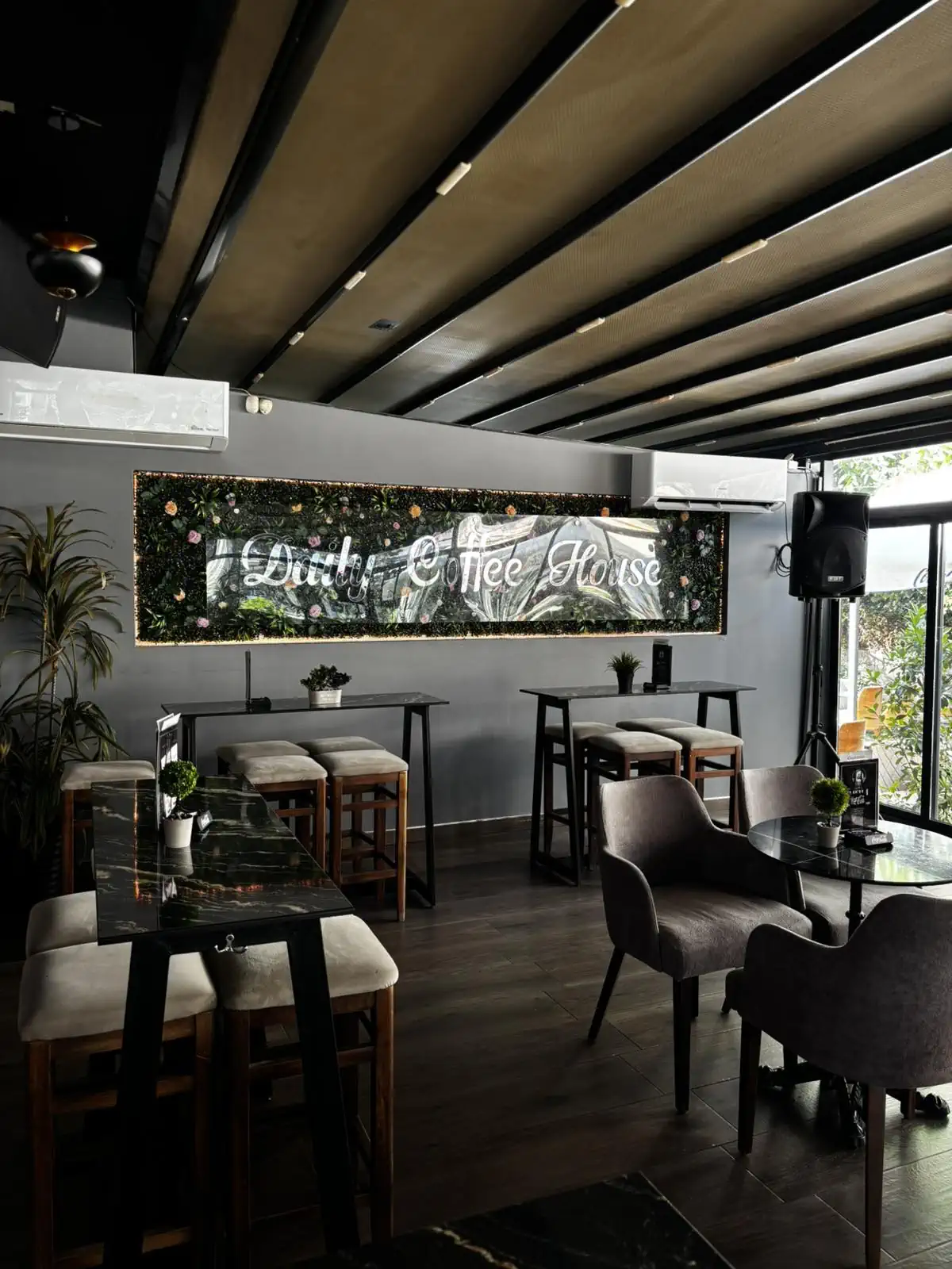 Внатрешност на Daily Coffee House